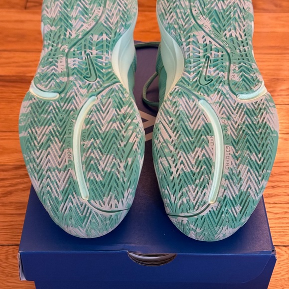 Giannis Immortality 2, basketball sneaker, kids size 6. Very good condition. - Picture 6 of 9